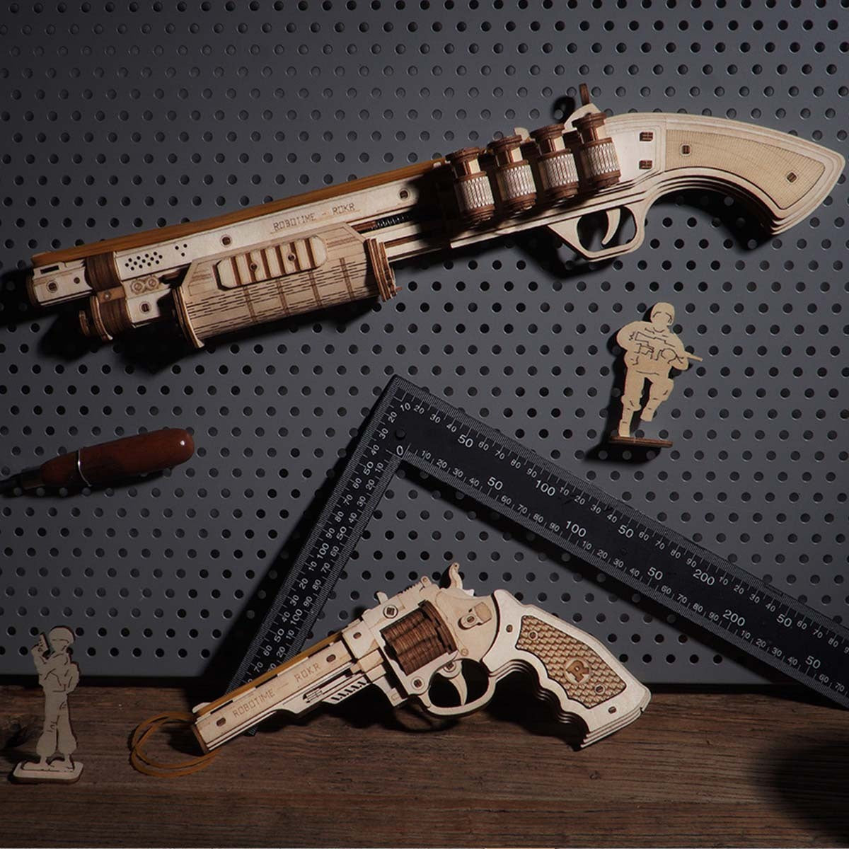 Rokr™ Medinis Sustatomas Žaislinis Ginklas „Shotgun“ + Rokr™ Medinis Sustatomas Žaislinis Ginklas „Revolveris“